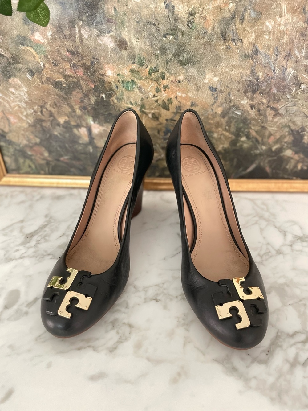 Tory Burch Lowell Logo Wedge Pumps Heels Black Leather Size 9.5 - Picture 7 of 9